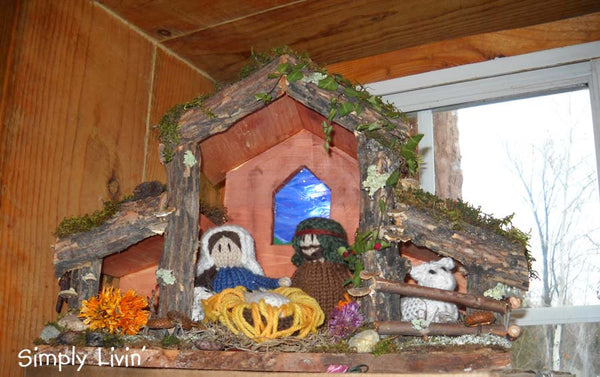 Christmas Nativity Manger/Stable Holiday Decoration Creche Figurine Display Holy Family Natural Waldorf Family Christmas Display-thatfamilyshop.com